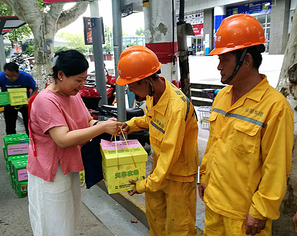 盛夏烈日送清涼 區(qū)總工會(huì)慰問(wèn)集團(tuán)養(yǎng)護(hù)工人