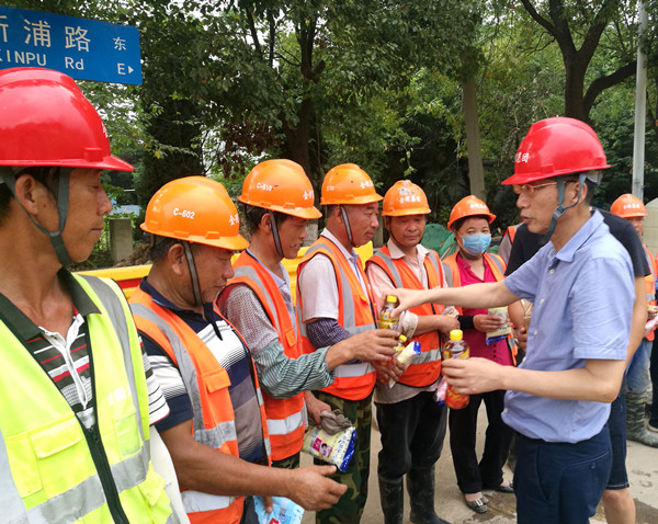 情系職工送清涼 公司開(kāi)展夏季高溫慰問(wèn)活動(dòng)